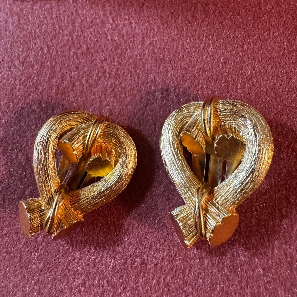 Escada Signed Vintage Gold Tone Ribbon Knot Clip On Earrings - Picture 1 of 5